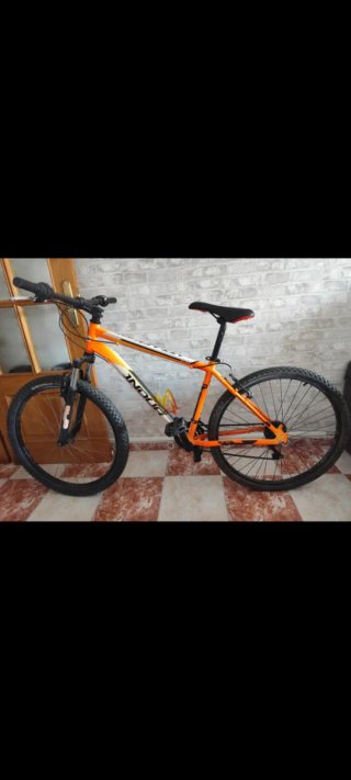 Bicicleta de montaña naranja