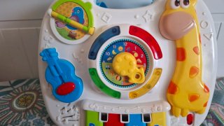 Mesa de actividades musical para bebés