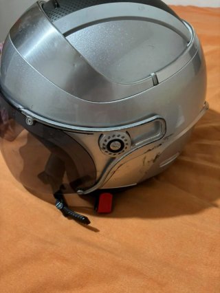 Casco de moto plateado con visera