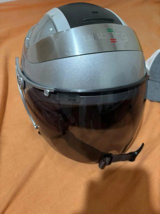 Casco de moto plateado con visera