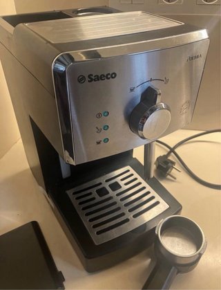 Cafetera Saeco Poemia Negra y plateada
