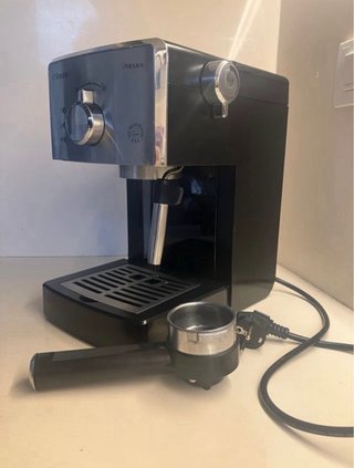 Cafetera Saeco Poemia Negra y plateada