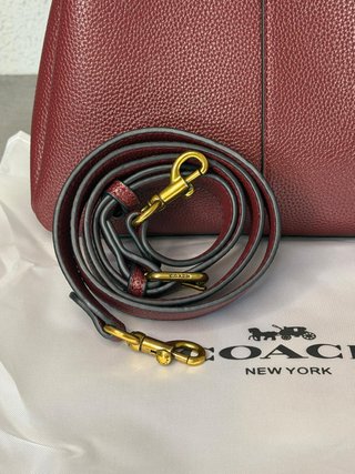 Bolso Coach Piel Borgoña con Abalorio Cereza
