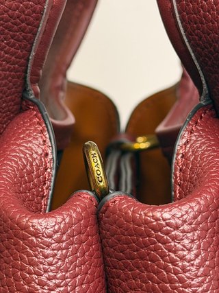 Bolso Coach Piel Borgoña con Abalorio Cereza