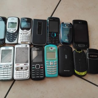 Lotto 17 telefoni cellulari vintage misti