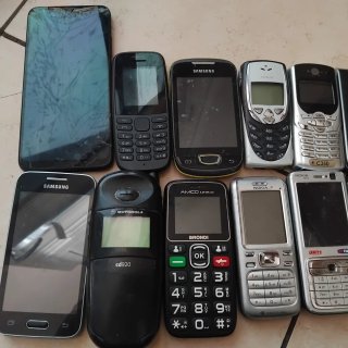 Lotto 17 telefoni cellulari vintage misti
