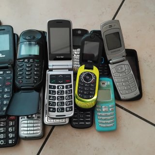 Lotto 17 telefoni cellulari vintage misti