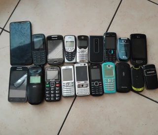 Lotto 17 telefoni cellulari vintage misti