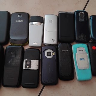Lotto 17 telefoni cellulari vintage misti