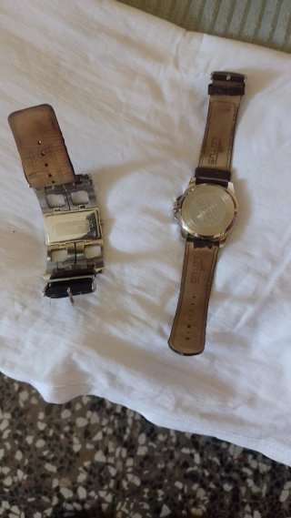 Reloj Lotus Marrón y Plateado y el otro es guez