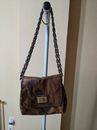 Bolso marrón con estampado floral
