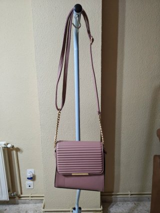 Bolso rosa con cadena dorada