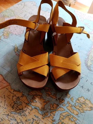 Sandalias de plataforma color mostaza