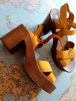 Sandalias de plataforma color mostaza