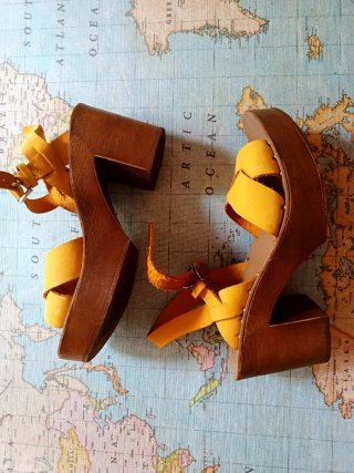 Sandalias de plataforma color mostaza
