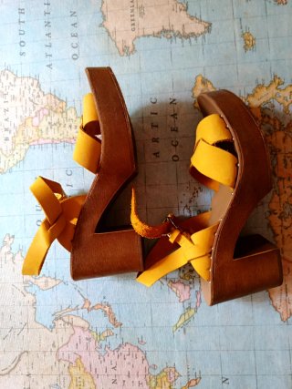 Sandalias de plataforma color mostaza