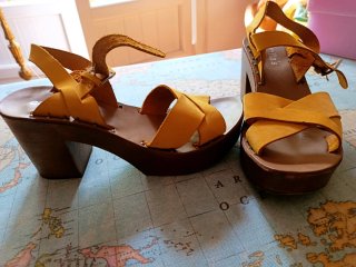 Sandalias de plataforma color mostaza