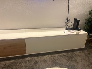 Mueble salón blanco y madera