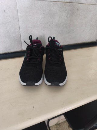 Zapatillas Skechers Negras y Moradas