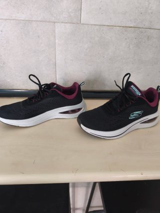 Zapatillas Skechers Negras y Moradas