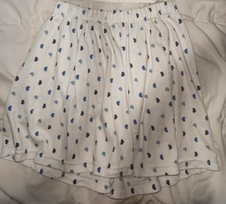 Falda corta estampada de corazones