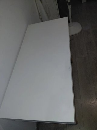 Escritorio blanco patas de madera