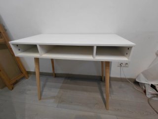 Escritorio blanco patas de madera