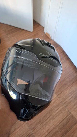 Casco negro con visera