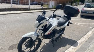 Honda CB125F Blanca con Baúl