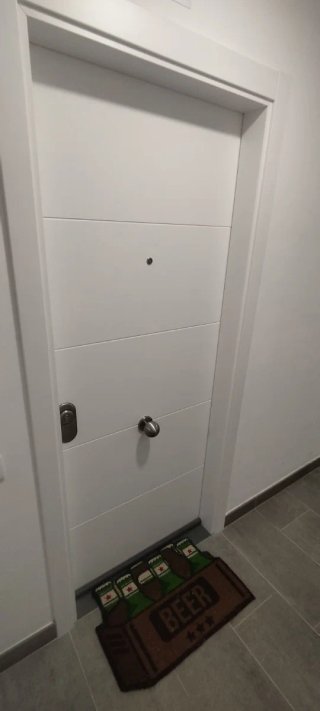 Puerta brindada color blanca, puesta en piso nuevo