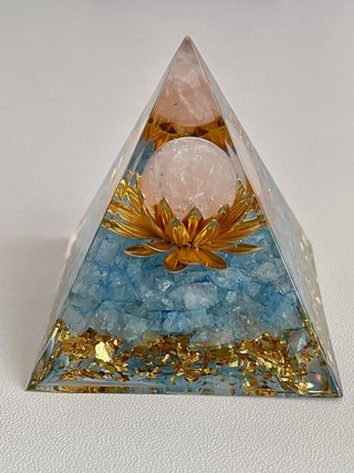 Pirámide Orgonita Flor Loto Cuarzo Aguamarina