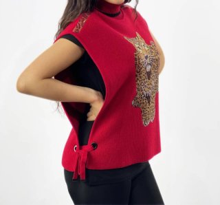 Chaleco tipo jersey en rojo con leopardo en strass