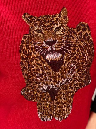 Chaleco tipo jersey en rojo con leopardo en strass