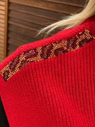Chaleco tipo jersey en rojo con leopardo en strass