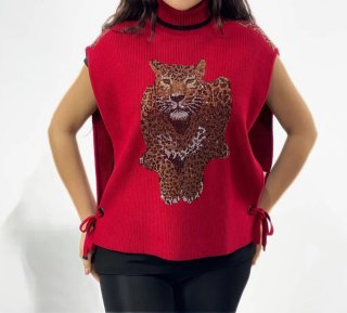 Chaleco tipo jersey en rojo con leopardo en strass