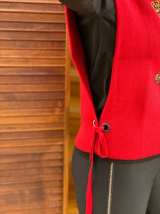 Chaleco tipo jersey en rojo con leopardo en strass