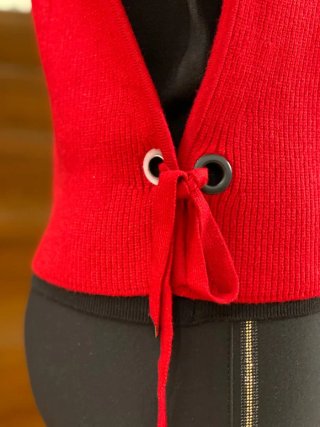 Chaleco tipo jersey en rojo con leopardo en strass