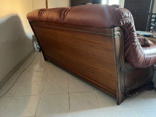 Sofá de cuero marrón con detalles de madera