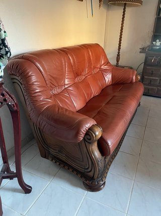 Sofá de cuero marrón con detalles de madera