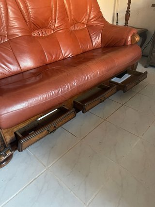 Sofá de cuero marrón con detalles de madera