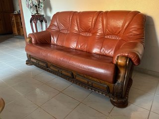 Sofá de cuero marrón con detalles de madera