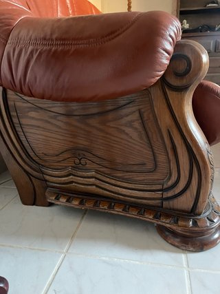 Sofá de cuero marrón con detalles de madera