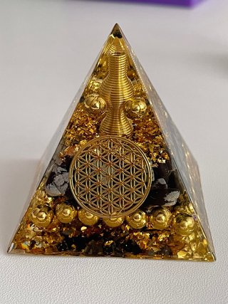Pirámide Orgonita Obsidiana Nevada Flor de la Vida