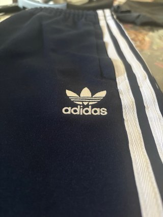 Pantalones Adidas Azules con Rayas Blancas