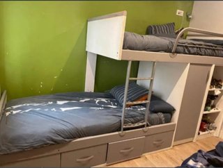 Cama alta con cajones y estantería