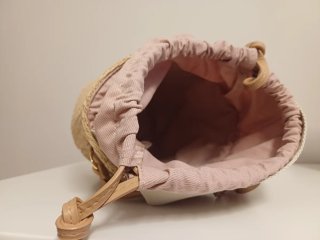Bolso bombonera de rafia, asa y colgar.