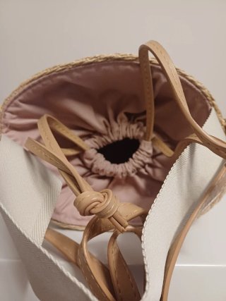 Bolso bombonera de rafia, asa y colgar.