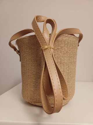 Bolso bombonera de rafia, asa y colgar.