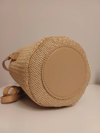 Bolso bombonera de rafia, asa y colgar.