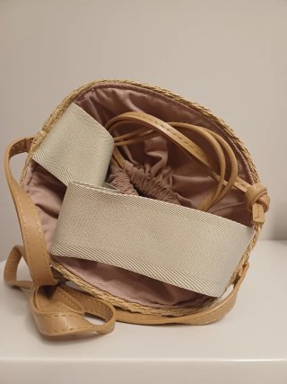 Bolso bombonera de rafia, asa y colgar.